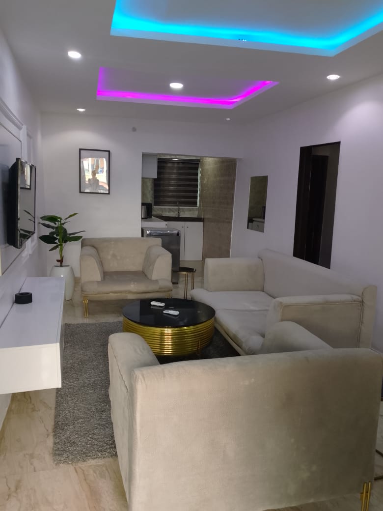 Luxe 5 – 2-bed NAS Luxe apartment living room